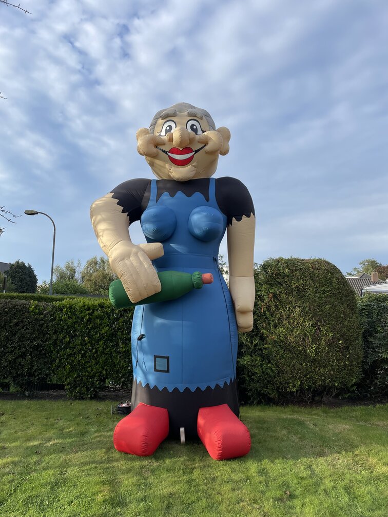 Sarah met wijnfles huren